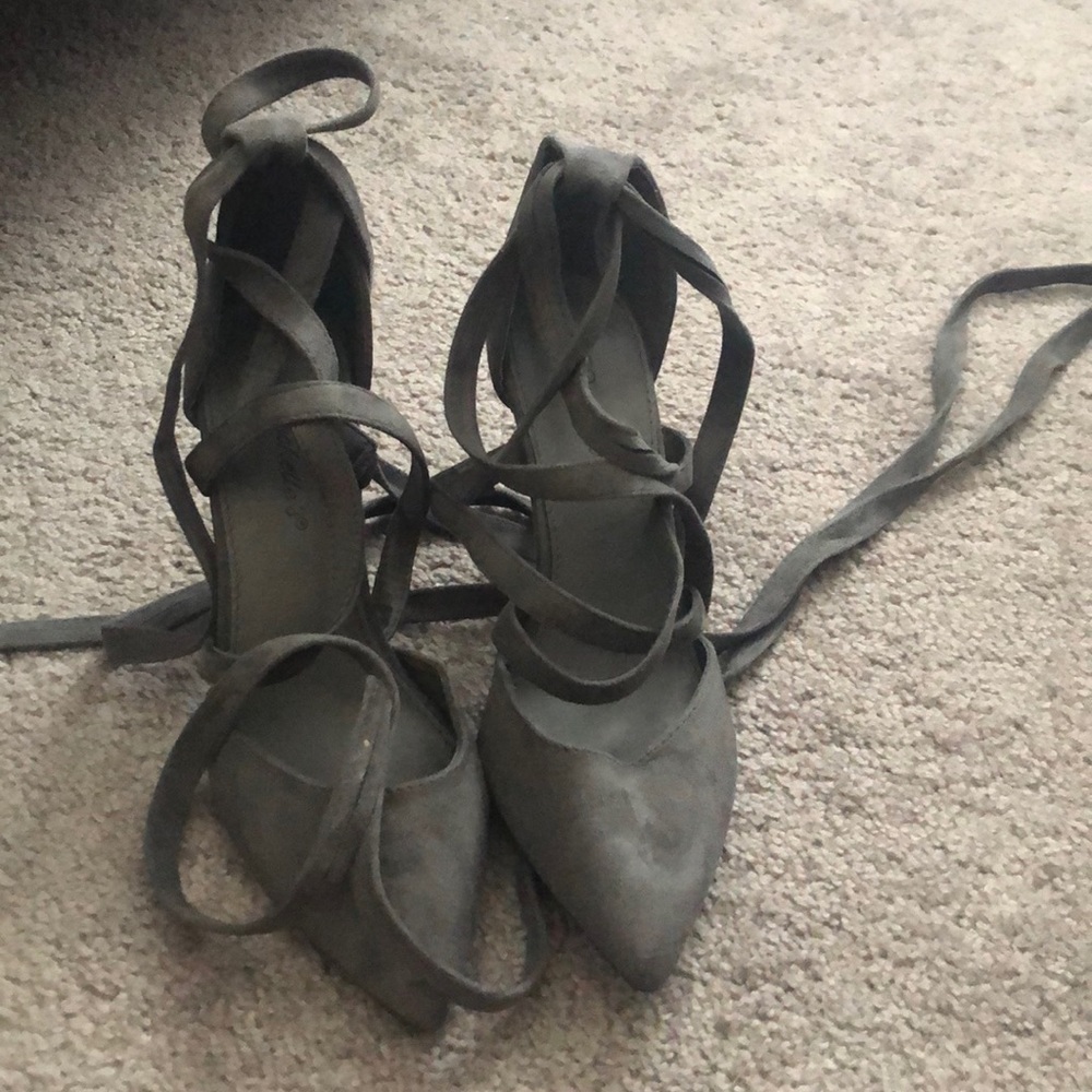 Gray tie up shoes pointy